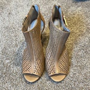 Louise et Cie heels in sand. Size 8B